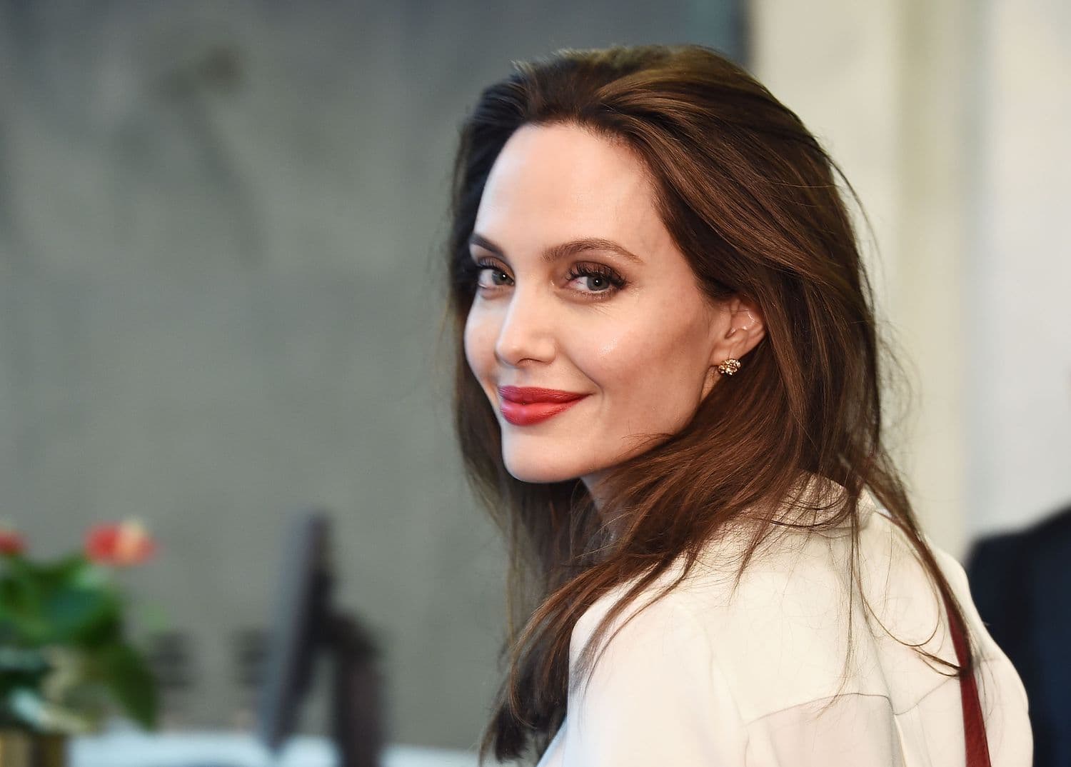 Angelina Jolie lọt top 10 người đẹp nhất thế giới