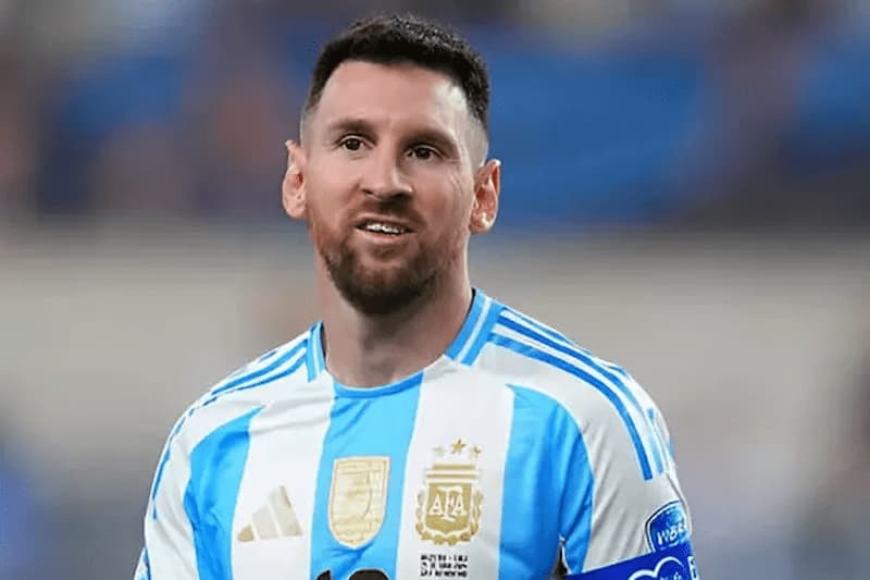 Lionel Messi - Vị vua thống trị ngai vàng bóng đá